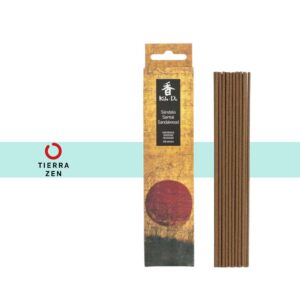 Koh Do Sándalo - Consciencia y despertar La poderosa e insinuante fragancia de la madera de sándalo tiene la virtud de relajar el cuerpo y serenar la mente. Induce a la espiritualidad y la contemplación. El sol que continúa ardiendo para siempre, la vida en la tierra nutrida por su calor y el diálogo entre la Madre Naturaleza y la humanidad es la esencia de Koh Do Sándalo. En este incienso se perfeccionan minuciosamente las ricas cualidades que la Madre Tierra le ha dado al aroma de sándalo. Koh-Do, el Camino del Incienso Koh-Do, el Camino del Incienso, es la colección perfecta para iniciarse al mundo del incienso japonés tradicional. Incluye un gran surtido de fragancias amaderadas, florales, orientales, frescas o relajantes. Disfruta de un trocito de Japón en casa con este formato asequible. El magnífico diseño de las cajitas está inspirado en obras maestras del arte japonés.